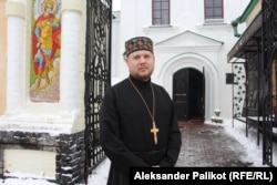 Sveštenik Heorhij Huljajev ispred crkve Pečerska lavra u Kijevu.