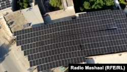 Panouri solare chinezești, montate în Mardan, Pakistan.