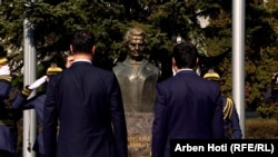 осовскиот премиер Албин Курти со претседателот на Собранието на Косово, Глаук Коњуфца, оддадоа почит на поранешната државна секретарка на САД, Медлин Олбрајт.