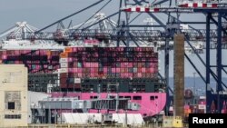 Vas comercial încărcat cu containere în portul Liberty New York din Staten Island, New York (imagine de arhivă).