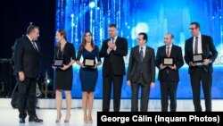 Camera de Comerț și Industrie a României este un organism care a avut tot timpul sprijin din partea politicienilor. În imagine, președintele Mihai Daraban (cel din stânga), la un eveniment la care a participat președintele României (centru), Klaus Iohannis. 