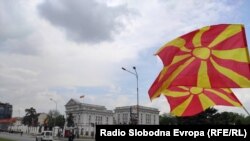 илустрација, македонско знаме пред Влада