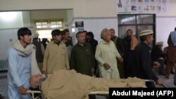 د اورکزو ځانمرګې حمله کې یو شمېر ژوبل شوي کسان د درملنې لپاره پېښور ته لېږدول کېږي. 