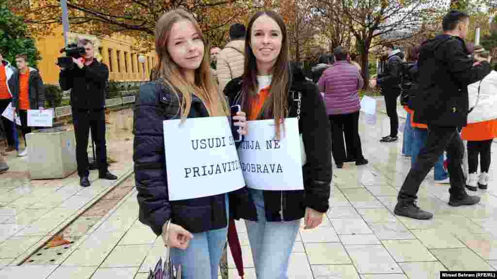 "Usudi se prijaviti", "Šutnja ne odobrava", poruke su koje su istakle ove dvije mlade učesnice mirne šetnje protiv nasilja nad ženama.