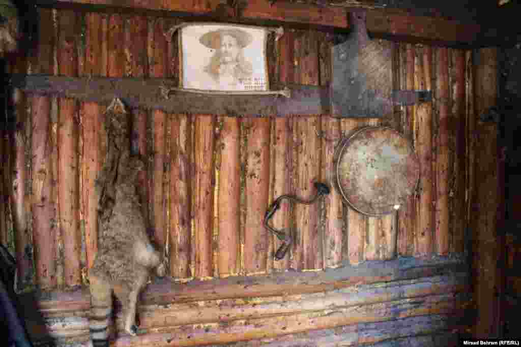 U brvnari je, pored koža životinja, čijim lovom su se bavili stanovnici Divljeg zapada, i fotografija čuvenog kauboja Wild Bill Hickoka, koji je bio poznati vojnik i izviđač. 