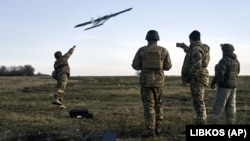 Украинские военные запускают дрон, архивное иллюстрантивное фото 