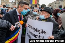 Pe 24 ianuarie 2021, mai mulți cetățeni l-au huiduit pe primarul Mihai Chirica. Unul l-a stropit, chiar, cu iaurt.