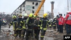 Spasioci u gradu Poltava nakon ruskog napada, 1. februar 2025.