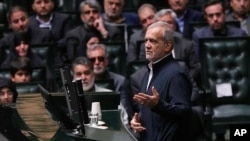 ایرانی ولسمشر مسعود پزشکیان په تهران کې پارلېمان ته وینا کوي - انځور له ارشیفه.