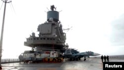 Ruski nosač aviona Kuznjecov u sirijskoj pomorskoj bazi Tartus koja je pod ruskom kontrolom