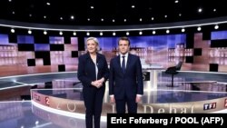 Президент Франції Емманюель Макрон (п) під час дебатів зі своєю головною опоненткою, очільницею праворадикального «Національного обʼєднання» Марін Ле Пен, 11 квітня 2022 року