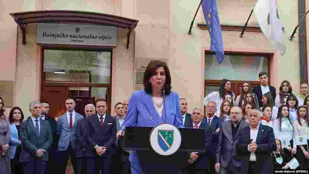 Predsednica BNV-a Jasmina Curić izjavila je da su u zastavu Bošnjaka Sandžaka &quot;utkana teška vremena&quot;.&nbsp;&quot;Danas, na jedan od naših najvećih blagdana, možemo kazati da smo ostvarili mnogo toga, ali moramo raditi još više kako buduće generacije ne bi brinule o problemima koji nas tište, već da bi mogle da rade na jačanju ekonomije, kulture i uživaju u ugodnom životu u Sandžaku&quot;, rekla je Curićeva nakon podizanja zastave.