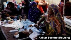 د سیند په سیهوان کې له سېلابه بې کوره شوي کورنۍ او ماشومان یې