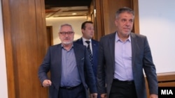 Архивска фотографија- копретседатели на заедничката македонско-бугарско комисија за историски и образовни прашаеа Драги Ѓоргиев и Ангел Димитров на состанок