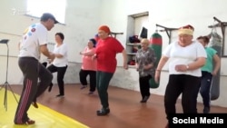 Таластагы спорт залда машыгып жаткан апалар. 