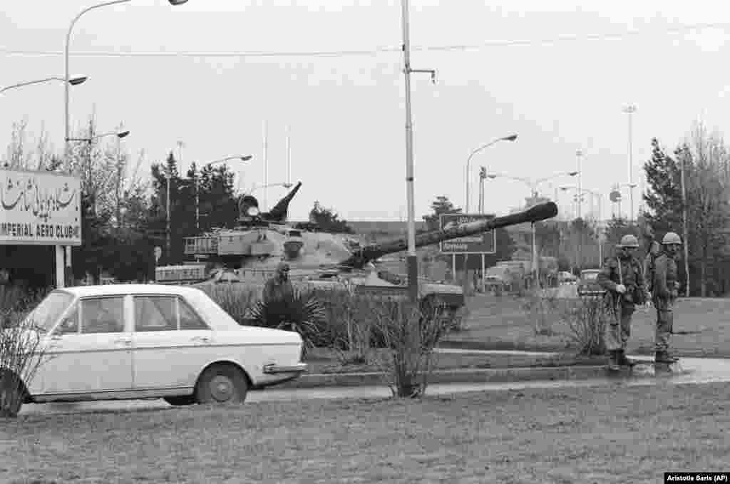 Iranski vojni tenk i vojnici na putu koji vodi ka Teheranskom aerodromu. Vojska je spriječila avion iranske avio kompanije da poleti za Pariz i pokupi islamskog vođu ajatolaha Homeinija i vrati ga u zemlju. 