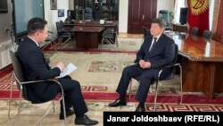 Акылбек Жапаров во время интервью «Азаттыку» . 8 апреля 2022 года.
