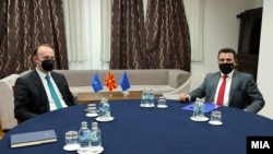Претседателот на Алтернатива Африм Гаши и премиерот Зоран Заев.