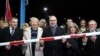 Ministar vanjskih i evropskih poslova Goran Grlić-Radman, u sredini, podiže kapije na graničnom prijelazu u Goričanu, Hrvatska, u nedjelju, 1. januara 2023. Hrvatska je tada postala dijelom Šengena.