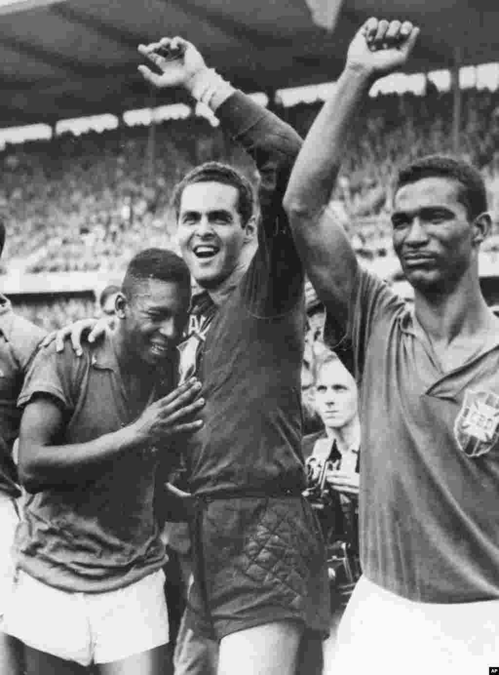 Pele (lijevo), tada 17-ogodišnjak, plače na ramenu golmana Gilmara Dos Santosa Nevesa nakon pobjede Brazila nad Švedskom u finalnoj utakmici Svjetskog prvenstva u Stokholmu, Švedska, 29. juni 1958. godine. Pele je bio trostruki osvajač svjetskih prvenstava sa Brazilom (1958., 1962. i 1970.), a na 92 odigrana meča za reprezentaciju postigao je 77 golova.