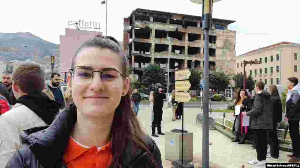 U mirnoj šetnji protiv nasilja nad ženama učestvovala je i studentica Alma Peco iz Mostara. "Nasilje nad ženama je, po mom mišljenju, sve više i više prisutno, pogotovo nakon sve ove situacije oko COVID-19, kada smo svi bili zatvoreni. Opće je poznato da su žene slabiji pol, muškarci vrše veliko nasilje, veliki pritisak na njih, vrši se i psihičko i fizičko nasilje". 