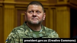 «Важливо посилити нашу ППО та артилерію. Подякував американським партнерам за черговий пакет військової допомоги. І подякував особисто генералу Міллі», – Валерій Залужний
