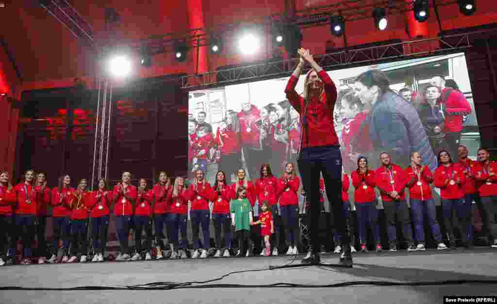 Selektorka Bojana Popović s igračicama i stručnim štabom reprezentacije na centralnoj proslavi medalje u Podgorici. Podgorica, 22.11.2022.