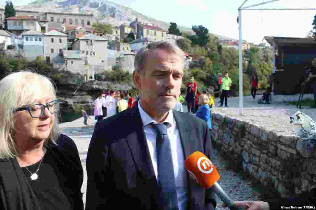"Ono što danas svjedoči narod Ukrajine je nešto što je naravno potpuno neprihvatljivo i što bi se trebalo zaobići. U tom pogledu, vjerujem da današnji događaj, gdje takođe plešemo za mir, je prilično važan signal", izjavio je ambasador Kraljevine Norveške u BiH Olav Reinertsen.