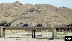 د پاکستان پوځي سرتېري په شمالي وزیرستان کې له یو پله تېریږي ـ پخوانی انځور.