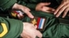 У відомстві зазначають, що, на відміну від більшості західних армій, Росія «надає базове навчання низького рівня солдатам у призначених оперативних підрозділах, а не спеціальних навчальних закладах»