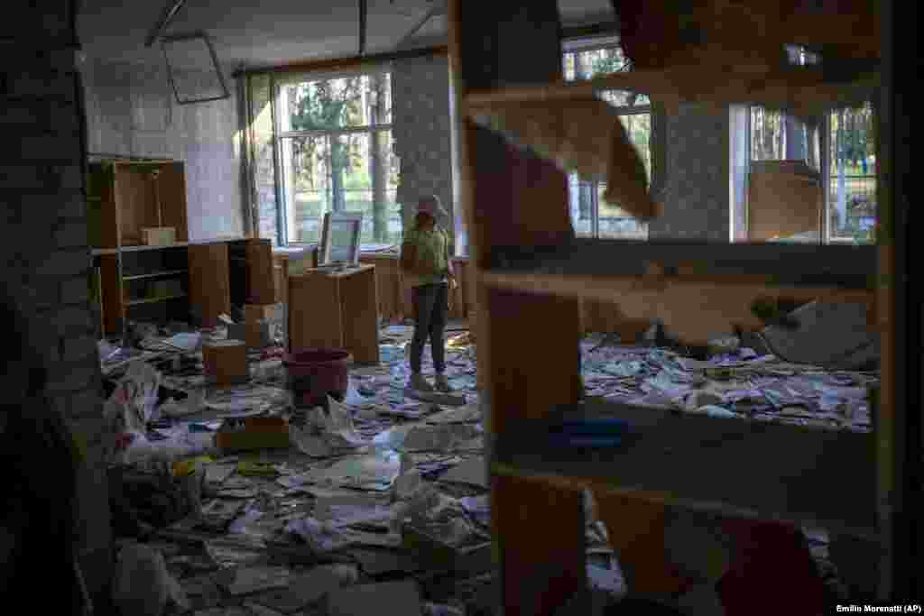 "Мектепти бомбалап жатышканда аябай жаман болдум. Биз мектепке жакын жашайбыз. Биздин үйдүн да терезелери талкаланды, ал убакта апам аз жерден өлүп кала жаздады. Асма чырак да менин үстүмө кулайын деп аз жерден калгам", -деп эскерди 10 жашар Карина. Ал досторуна жолугуу үчүн күн сайын талкаланган мектепке келет экен. 