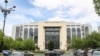 Pentru tribunal salariul net e de 17.948 lei. Fotografie generică
