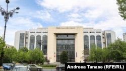 Pentru tribunal salariul net e de 17.948 lei. Fotografie generică
