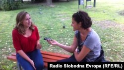 Novinarka RSE Aida Đugum u razgovoru sa jednom od stipendista