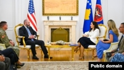 Predsednica Kosova Vjosa Osmani sa visokim zvaničnikom američkog Ministarstva odbrane Dejvidom Bejkerom u Prištini 2. avgusta 2025.