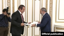 Никол Пашинян (справа) и Гагик Царукян, Ереван, 8 октября 2018 г. 