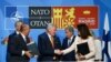 Slijeva nadesno: generalni sekretar NATO-a Jens Stoltenberg, turski šef diplomatije Cavusoglu, turski predsjednik Erdogan, finski šef diplomatije Haavisto, finski predsjednik Niinisto, švedska šefica diplomatije Linde i švedska premijerka Andersson, Madrid, 28. juni 2022.