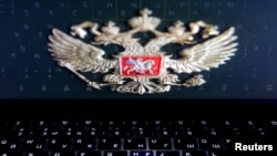 Imagine generică - Stema Rusiei reflectată într-un laptop.