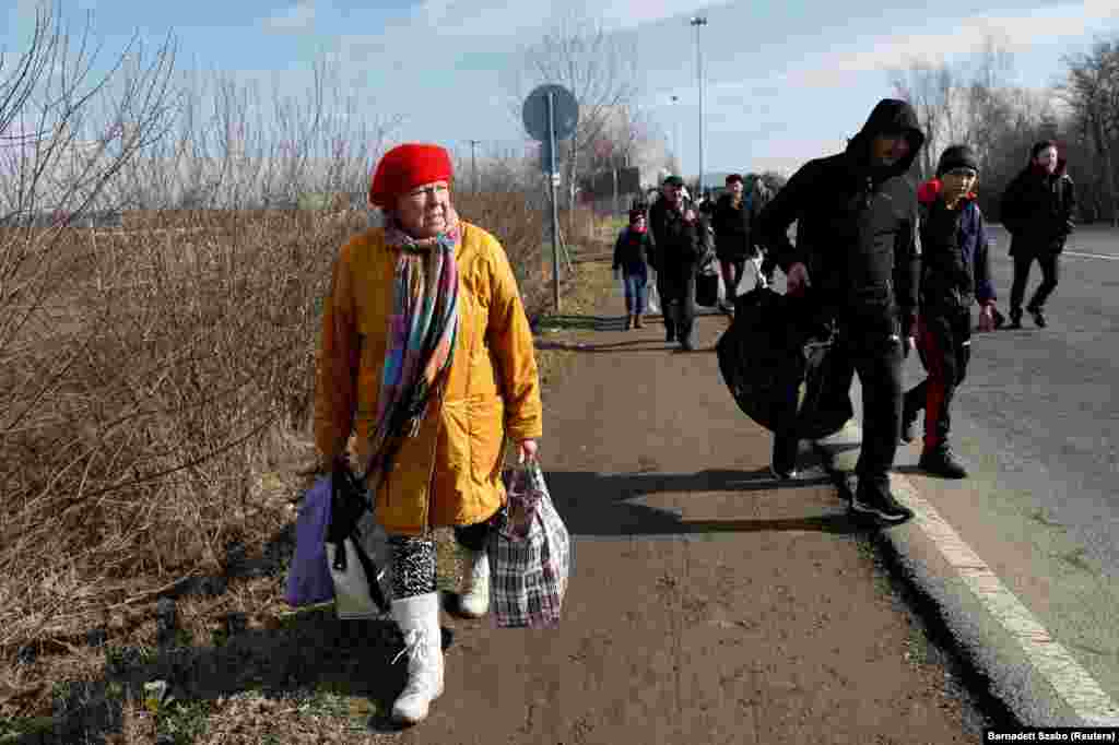 Бегалци од Украина во непосредна близина на украинско - унгарската граница, кај граничниот премин Берегсурањи, Унгарија, 25 февруари 2022