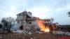 Ljudi pregledavaju uništenu kuću nakon operacije američke vojske u selu Atmeh, provincija Idlib, Sirija, 3. februar 2022. Njen stanovnik, vođa "Islamske države" Abu Ibrahim al-Kurejši, detonirao je bombu kako bi izbjegao zarobljavanje. 