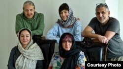 بازیگران فیلم «چرا گریه نمیکنی؟» به همراه علیرضا معتمدی (بالا، چپ)، کارگردان فیلم