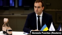 Себастьян Лекорню наразі офіційно не підтверджував візит до України