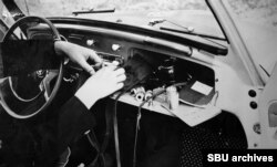 Фото, яке супроводжувалося підписом про те, як Volkswagen Макінена таємно обшукували, коли він перебував у сусідній будівлі