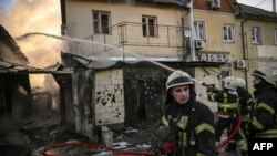 Украина- Пожарникари гаснат пожар на куќа по гранатирањето во Киев на 12 март 2022 година.