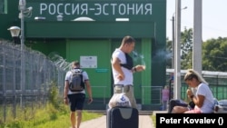 Люди в зоне таможенного досмотра на границе с Нарвой (Эстония). С 18 августа власти Эстонии прекращают пропуск в страну российских граждан с шенгенскими визами, выданными эстонскими консульскими учреждениями. Россия, Ленинградская область, Ивангород. 18 августа 2022 года. 