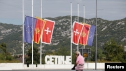 Zastave spuštene na pola koplja na ulazu u Cetinje zbog trodnevne nacionalne žalosti za žrtvama masovne pucnjave, na Cetinju, Crna Gora, 13. augusta 2022. 
