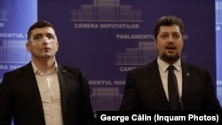 Liderii AUR vorbesc de „experimente ideologice” asupra copiilor din România și consideră Holocaustul o „temă minoră” care nu merită ridicată la „rangul” de materie de studiu. Imagine cu co-președinții AUR din 14 aprilie 2021.