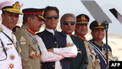 د مارچ ۲۳، ۲۰۲۲: د پاکستان وزيراعظم عمران خان، ولسمشر عارف علوي، جنرل قمر جاويد باجوه او نور پوځي مشران