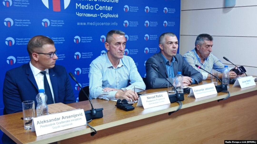 Učesnici debate u Medija centru u Čaglavici: Aleksandar Arsenijević, predsednik Građanske inicijative "Srpski opstanak" iz Severne Mitrovice, Nenad Rašić, predsednik Demokratske napredne stranke i Aleksandar Jablanović koji predvodi Partiju kosovskih Srba, 22. jul 2022.