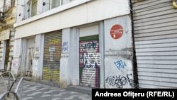Pe strada Bărăției nr 29 din București, aproape de Biserica Sfânta Vineri, se afa una din sutele de clădiri pericol public din Capitală. 